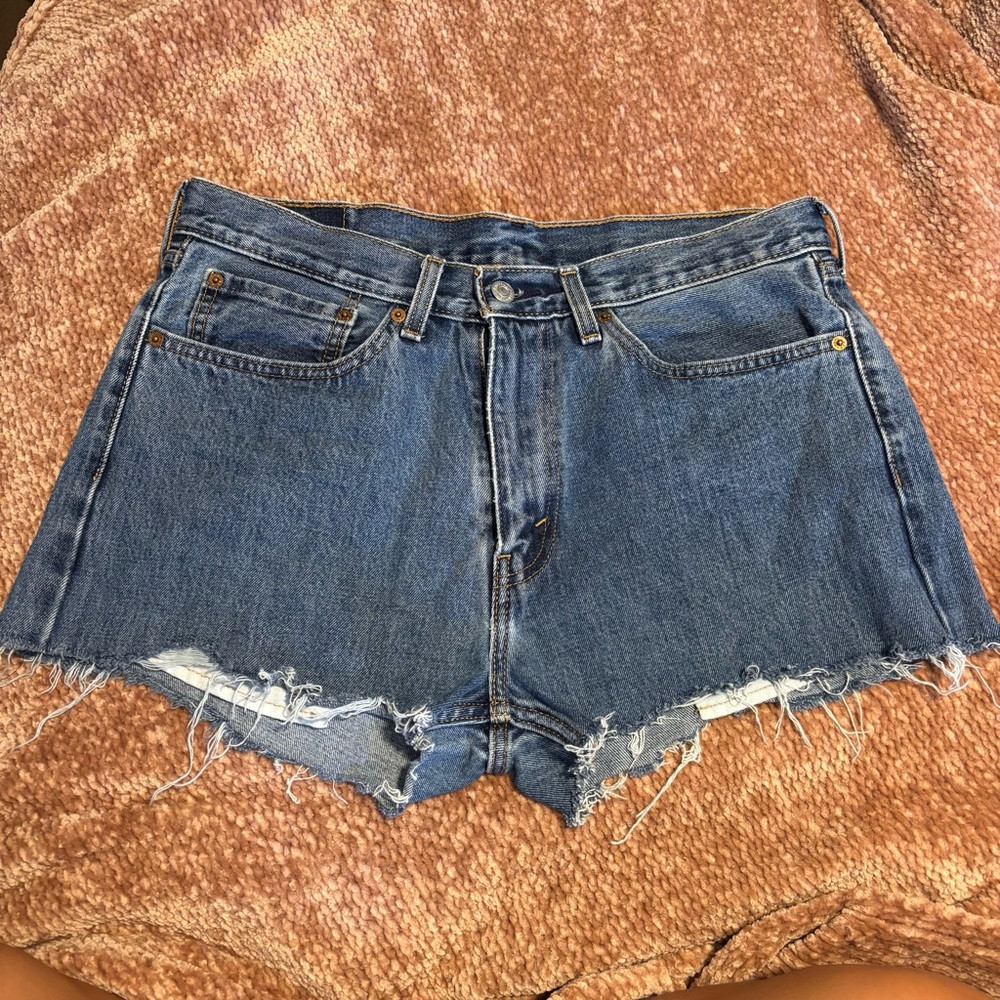 Levis Cut Offs 🩵